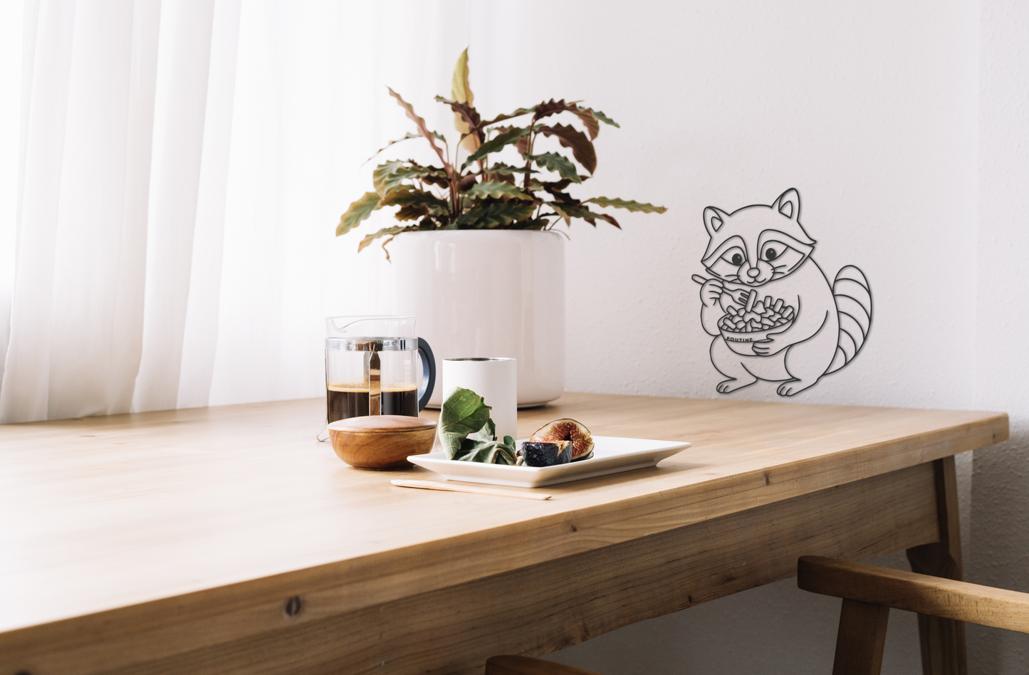 Le racoon qui mange de la poutine.